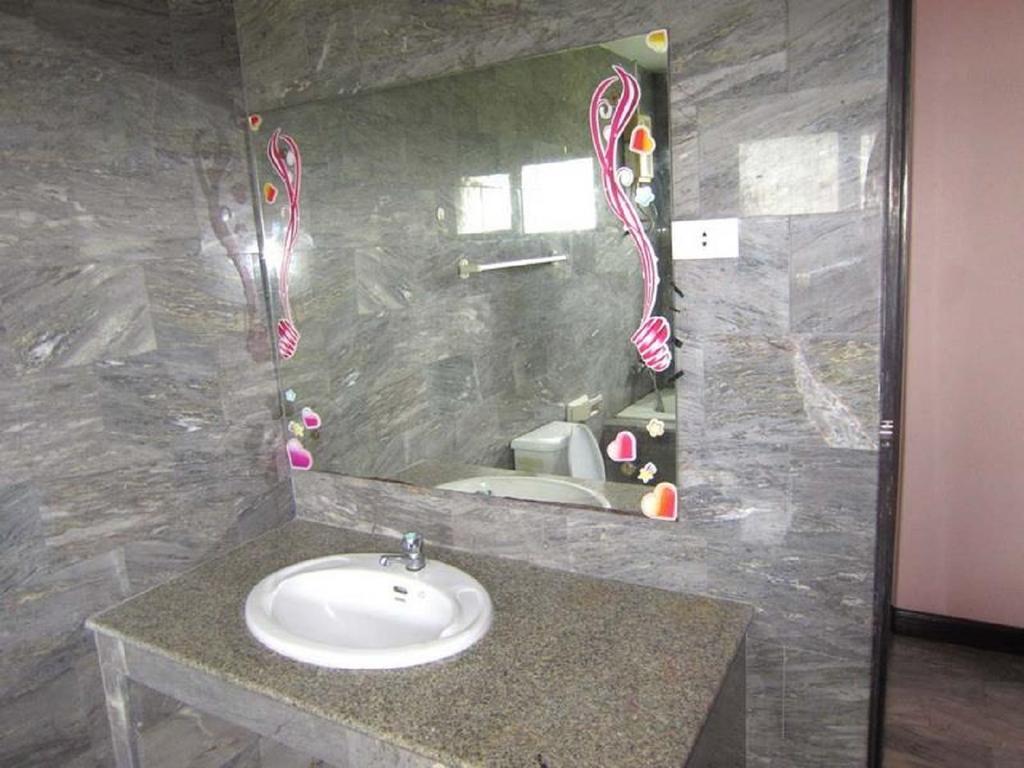 Aa Guesthouse Pattaya Zimmer foto